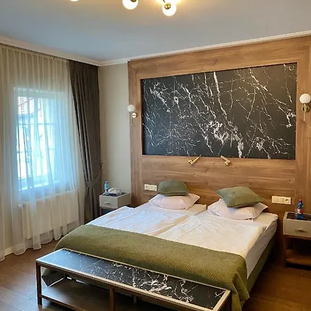 - Restauracja Zolty Penzion 3*