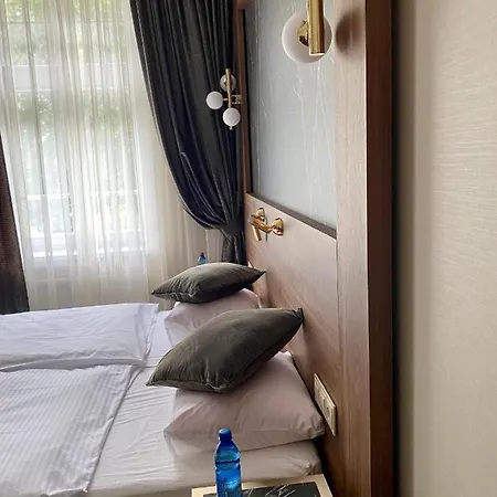 - Restauracja Zolty 3*